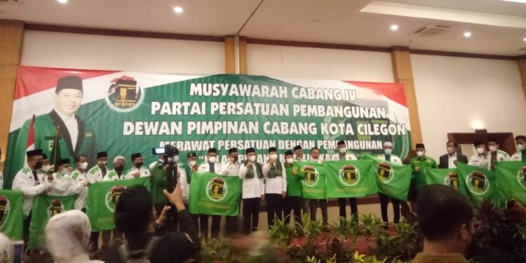 Pengangkatan dan penyematan simbol PPP kepada tokoh politik Cilegon yang bergabung  ke PPP (foto: Alfaridzi Nani/hipotesa.id)