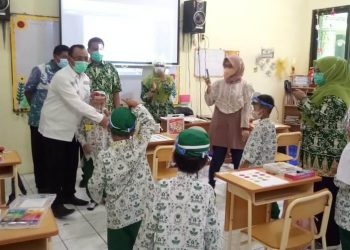 Walikota Cilegon sapa siswa-siswa SDIT Raudhatul Jannah pada Sekolah Tatap Muka Terbatas. (Foto: Alfaridzi Nani/ hipotesa.id)