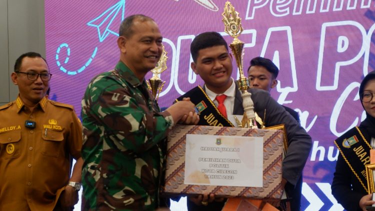 Pemberian Hadih Kepada Juara Pertama Duta Politik Kota Cilegon 2023