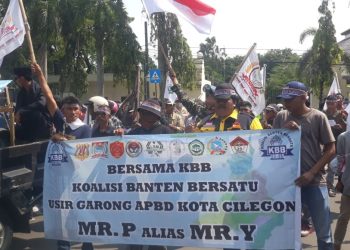 Gambar peserta aksi damai saat membentangkan sepanduk tuntutan
