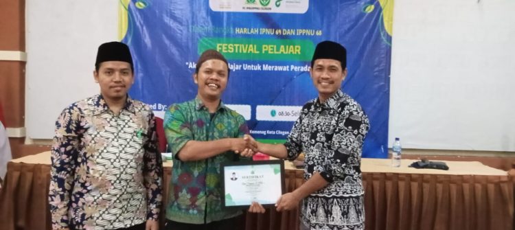 Foto Ketua PC IPNU Cilegon Memberikan Cendramata