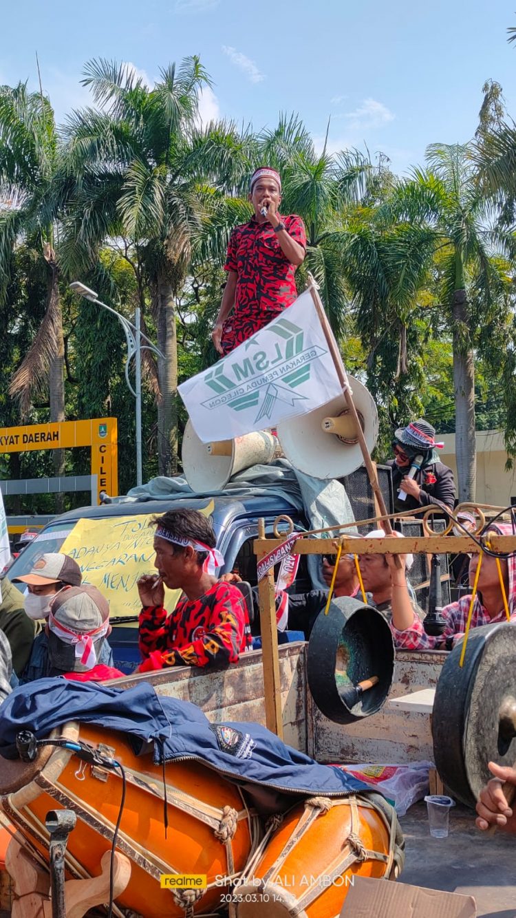 Salah satu peserta aksi sedang melakukan orasi