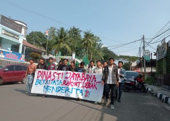 Masa Aksi sedang berjalan menuju pusat pemerintah Kabupaten Lebak