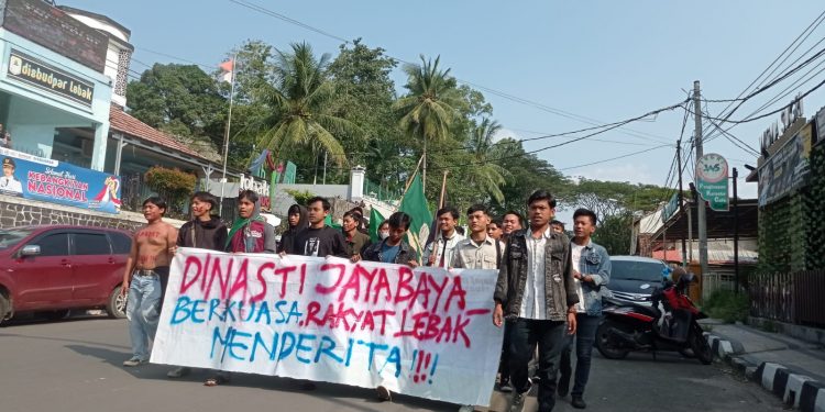 Masa Aksi sedang berjalan menuju pusat pemerintah Kabupaten Lebak