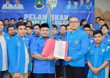 Sebelah Kiri Ketua MPI DPD Kota Cilegon Ari Muhamad, Badrul Munir Bendahara KNPI Provinsi Banten, Rizki Putra Sandika Ketua DPD KNPI Kota Cilegon, Sekertaris KNPI Provinsi Banten Martua Nainggolan, Ahmad Jayani Pengurus DPP KNPI. Foto penyerahan SK dari DPD KNPI Provinsi Banten kepada Ketua DPD KNPI Kota Cilegon